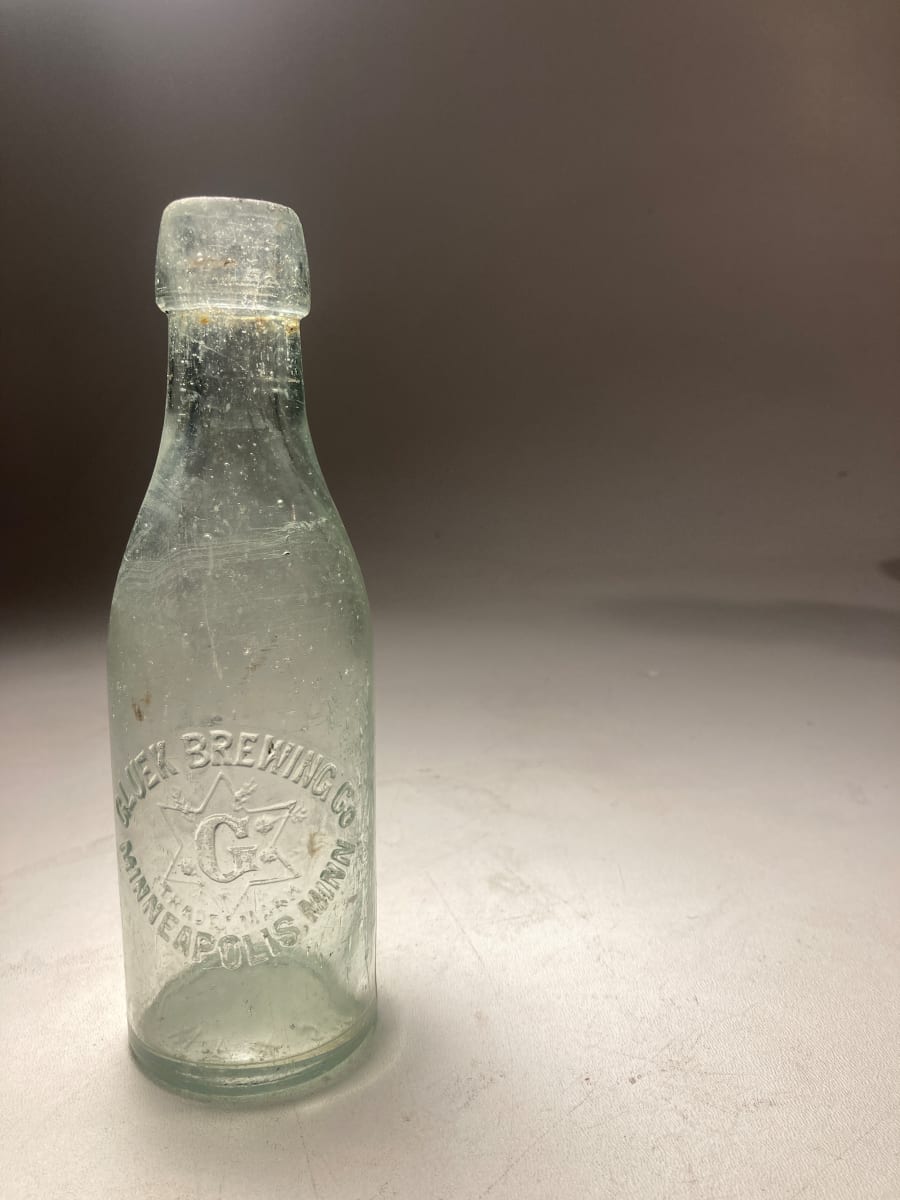 Gluek beer bottle, Image 2.