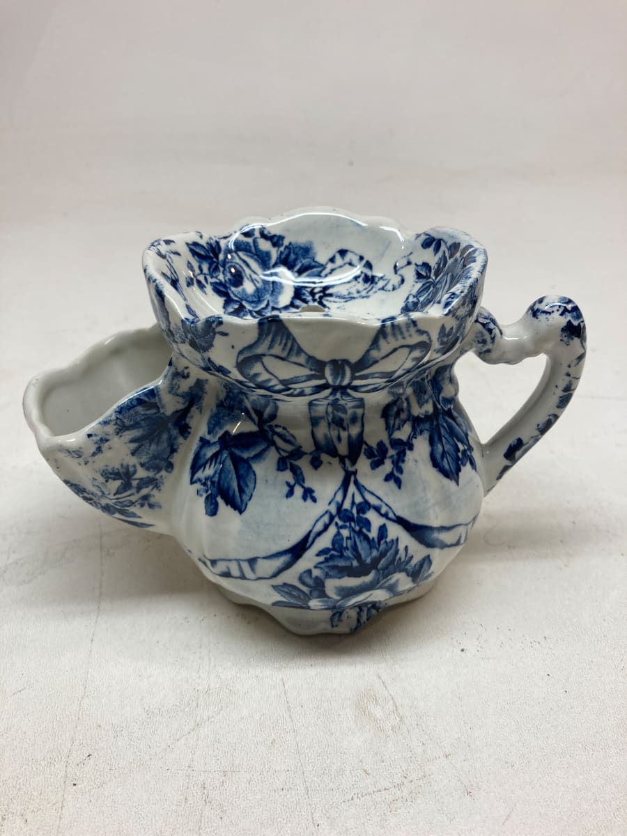 blue and white porcelain shell shaped shaving scuttle, Image 2.