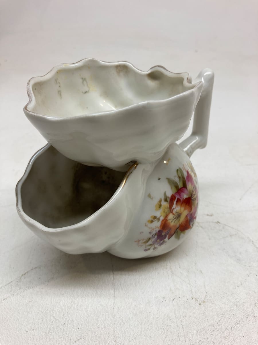 decorated white porcelain shell shaped shaving scuttle, Image 3.