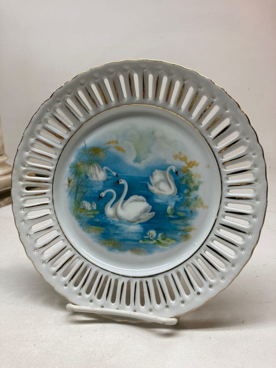 Hand painted plate with swans, Image 3.