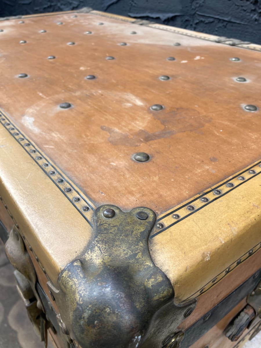 leather trunk, Image 3.