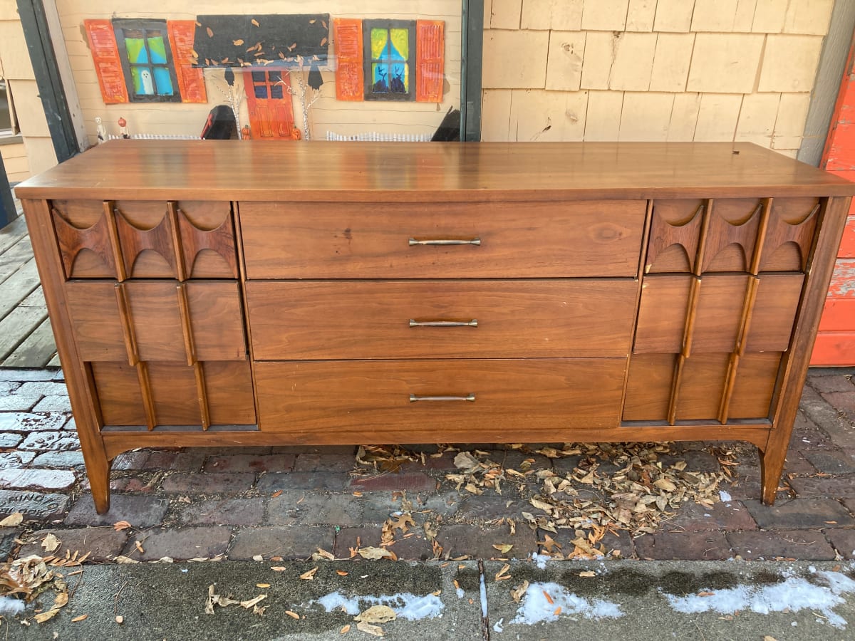 Kent Coffey 9 drawer dresser 