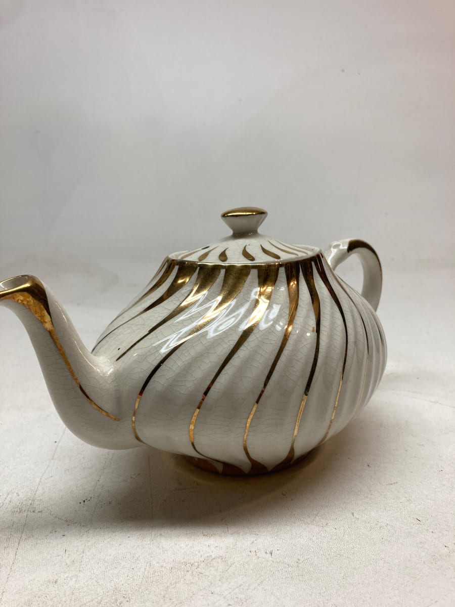 white and gold Hall teapot, Image 2.