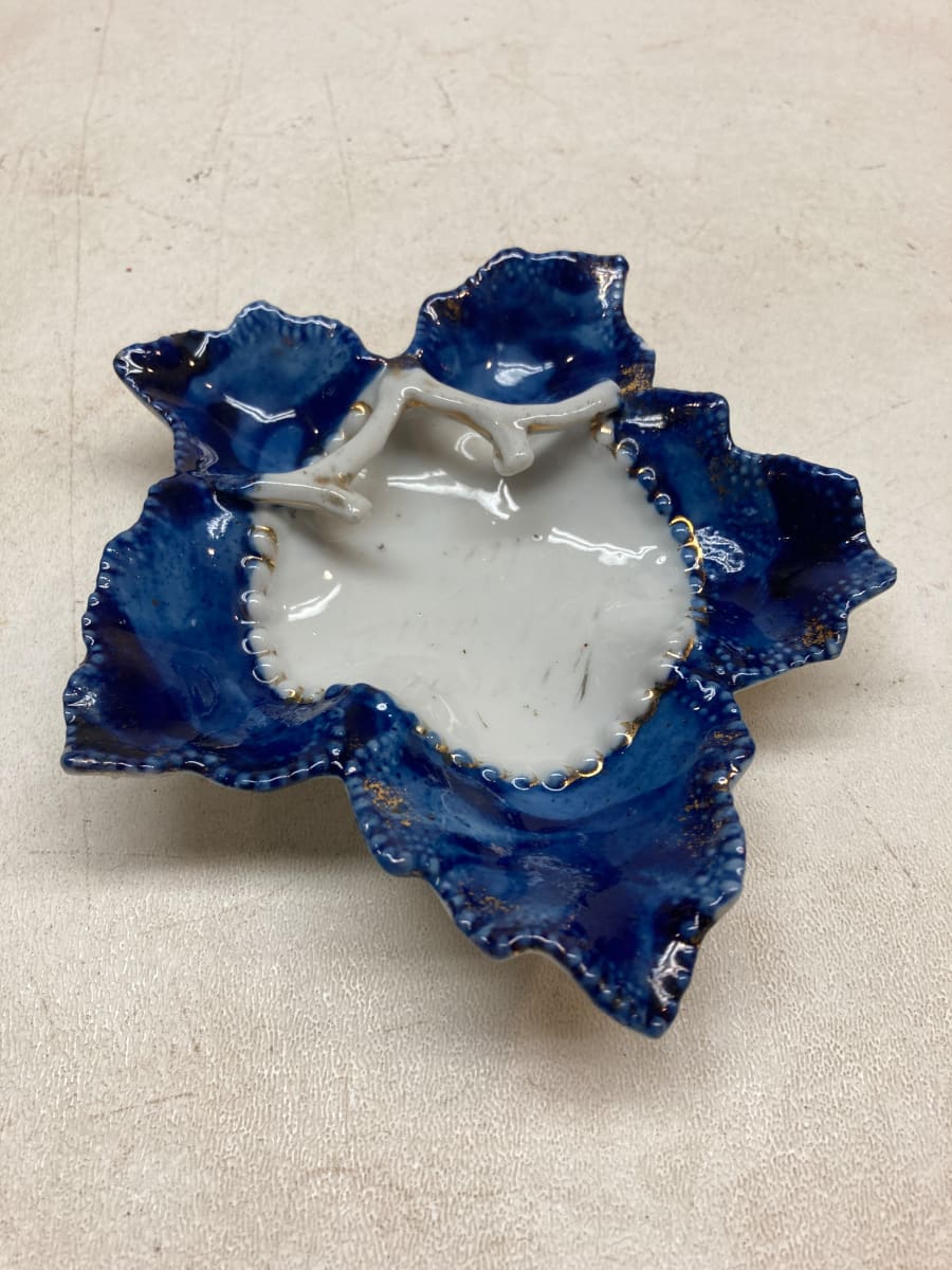 Porcelain blue and white leaf dish 