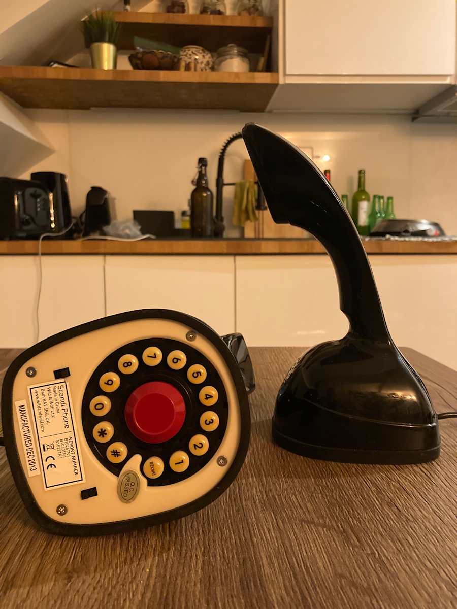 Vintage Ericsson phone, Image 2.