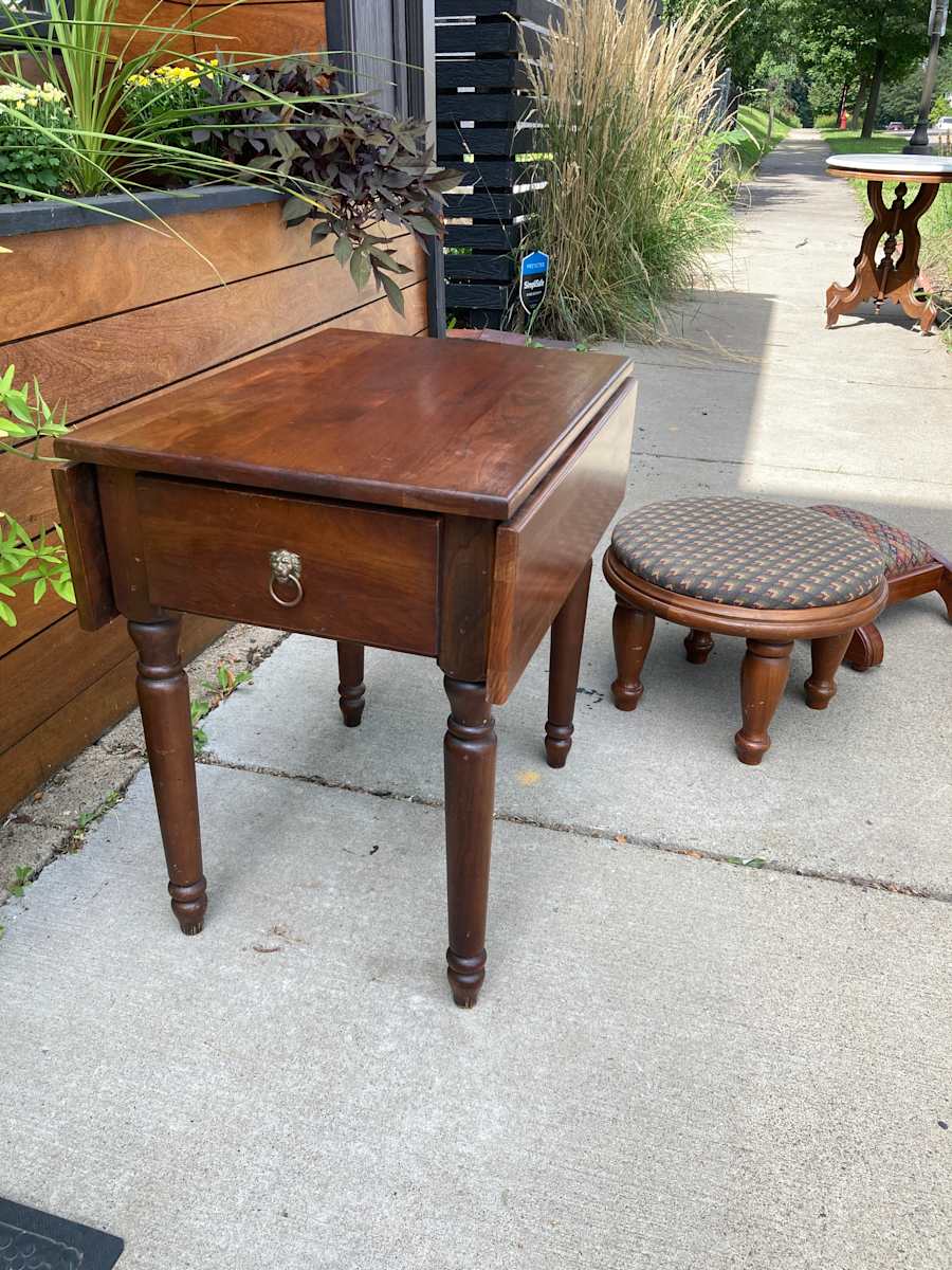 Small drop leaf side table with drawer, Image 2.