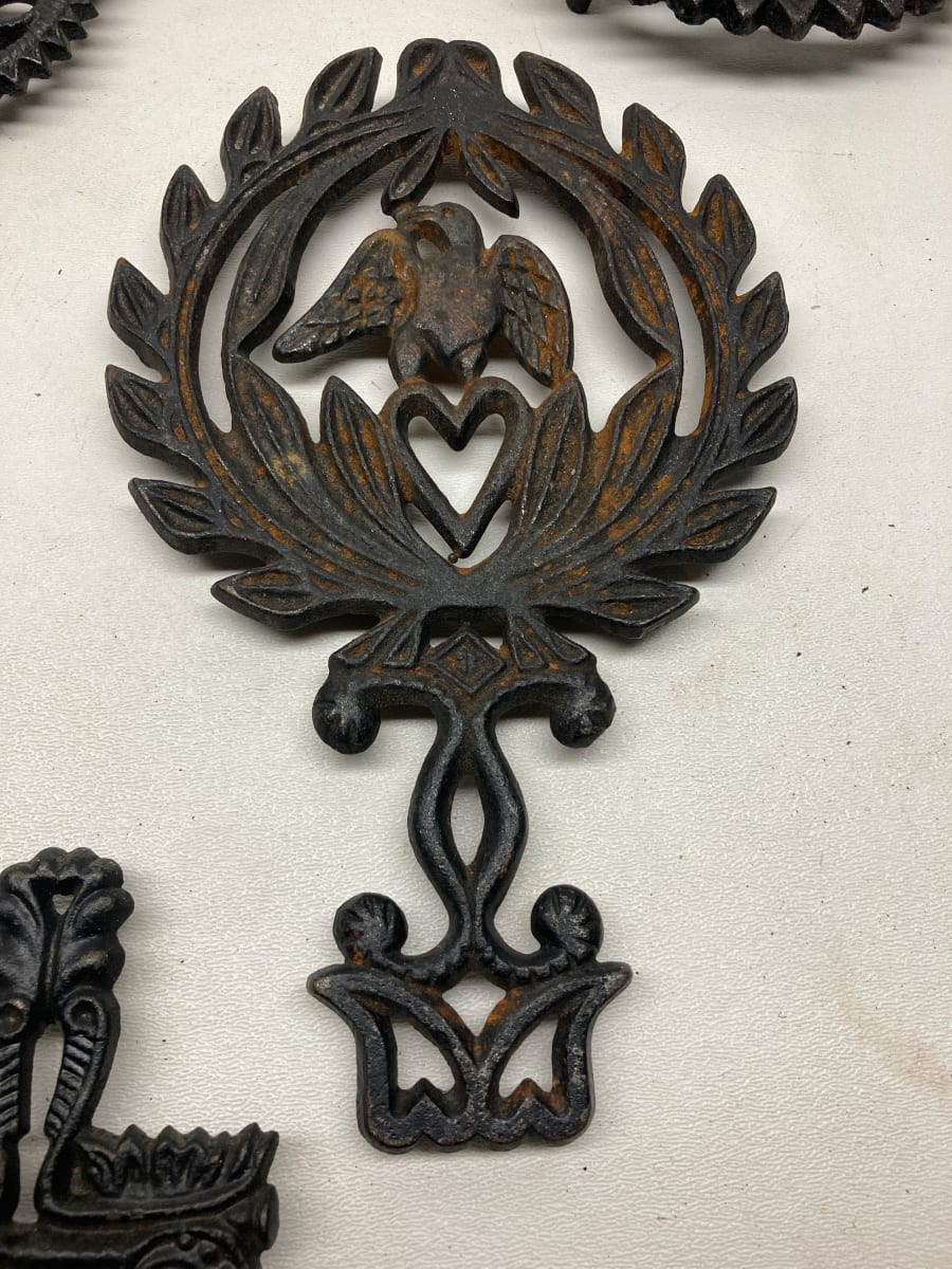 Eagle and wreath trivet 