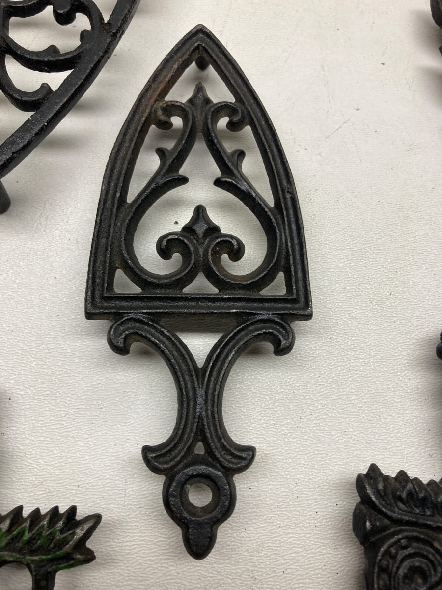 small pointed triangular trivet, Image 3.