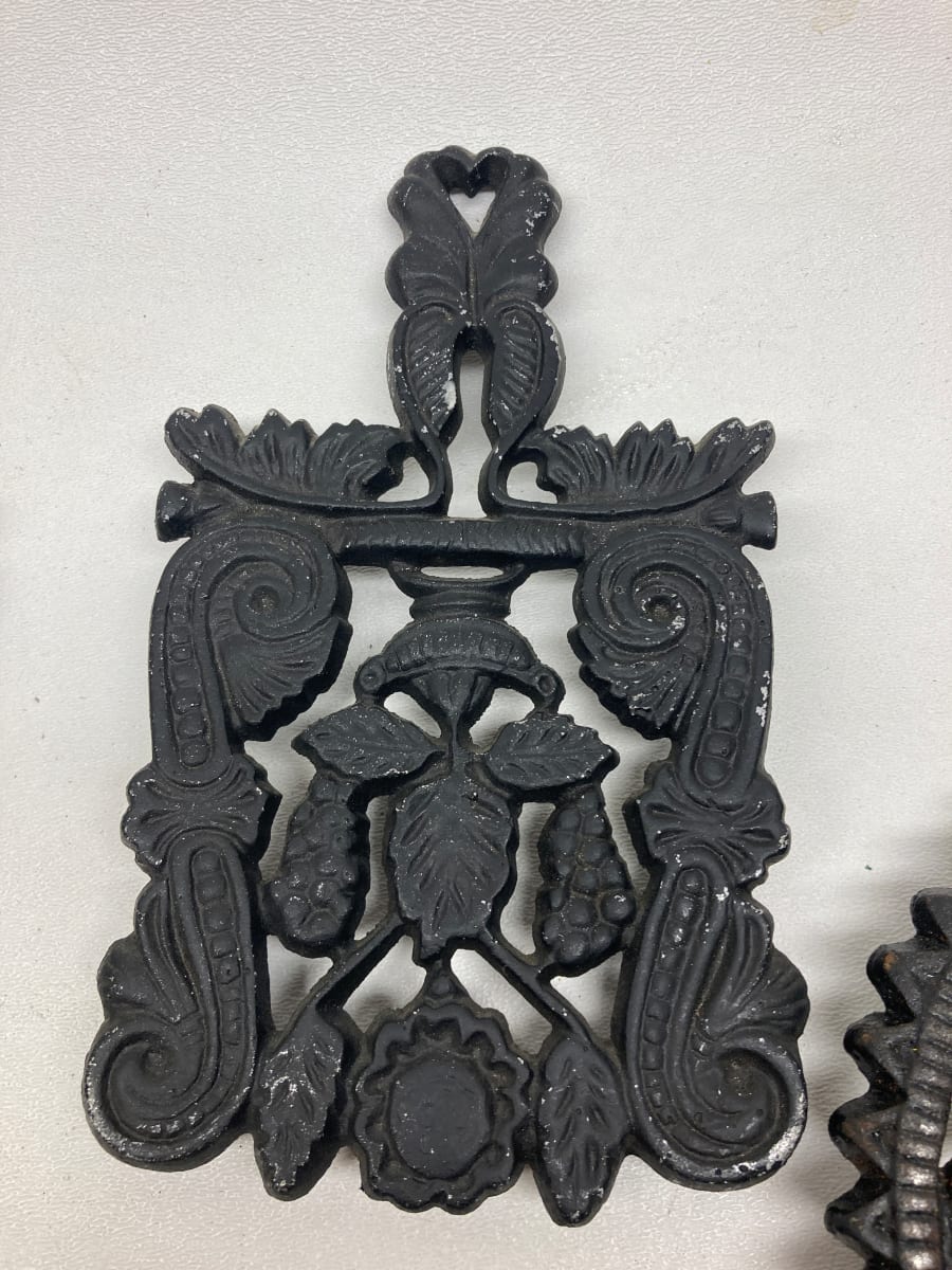 Trivet with potted sunflower pattern, Image 3.