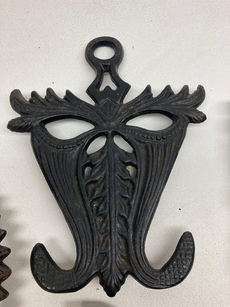 Thistle pattern trivet, Image 3.