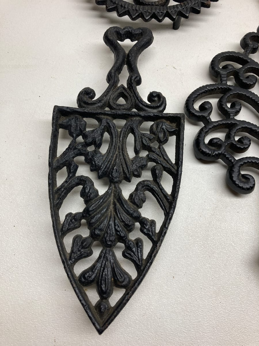 Triangular tobacco leaf patterned trivet, Image 3.