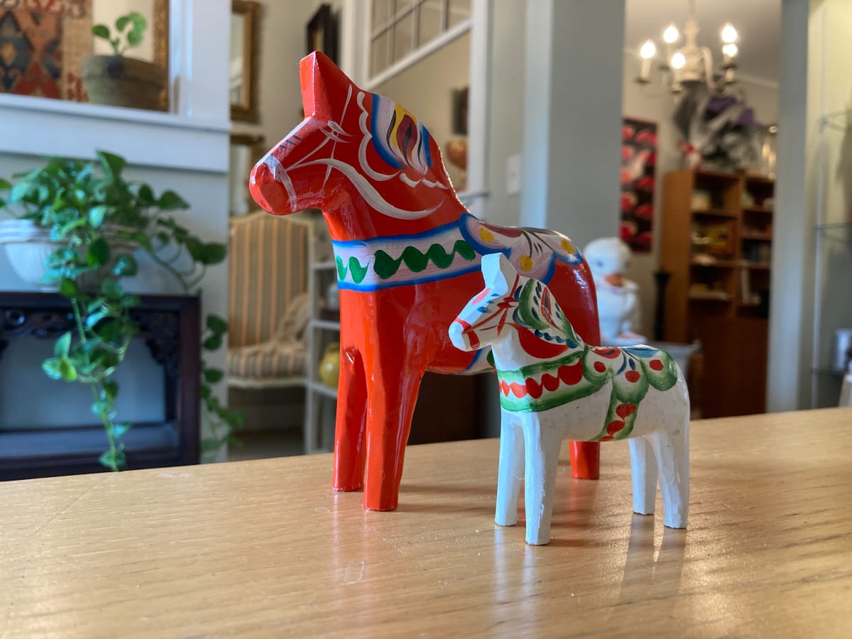 White Dala horse, Image 3.