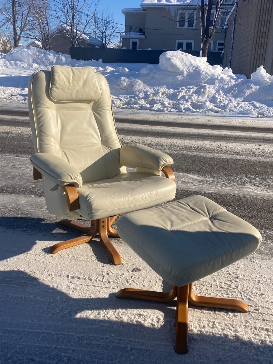 Stressless swivel chair and ottoman 