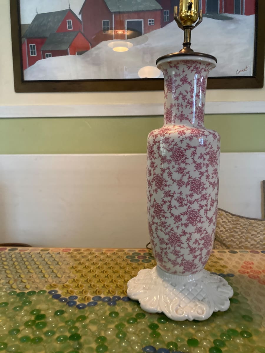 Red and white  floral pattern pottery table lamp 