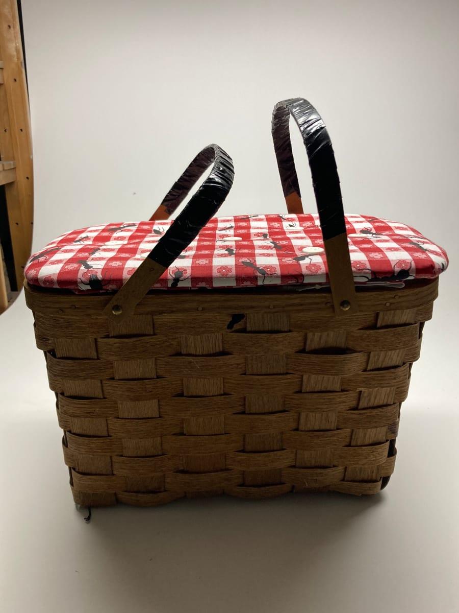 Vintage picnic basket, Image 1.