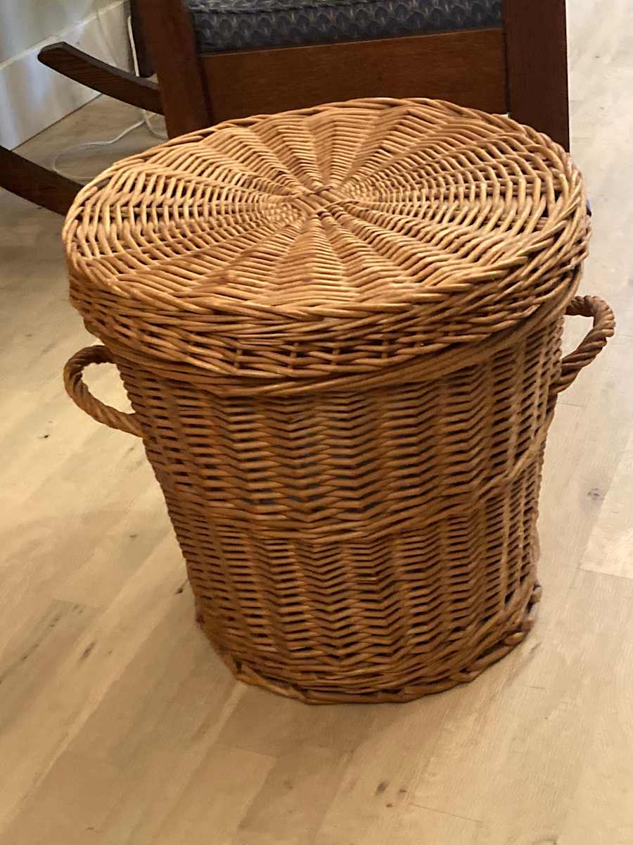 Wicker basket with lid 