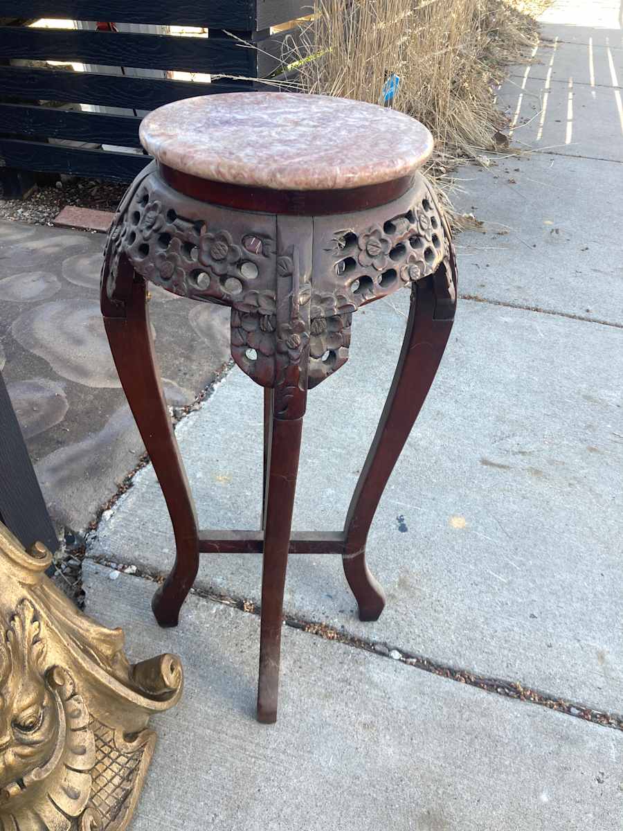 Carved Chinese pedestal with marble top, Image 1.