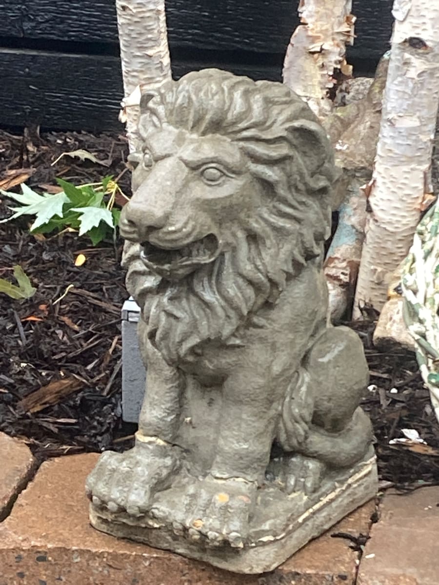 Cement lion 