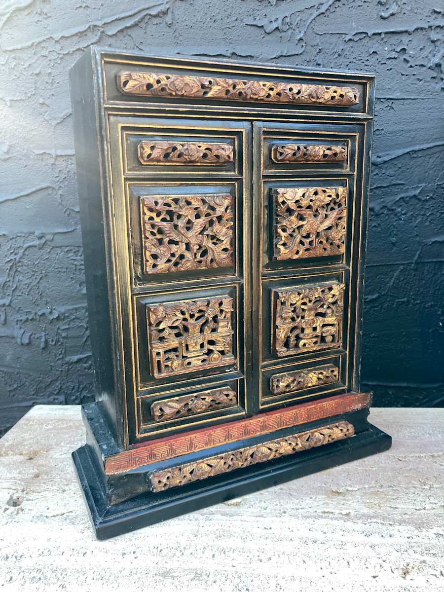 Small table top Chinese cabinet, Image 2.