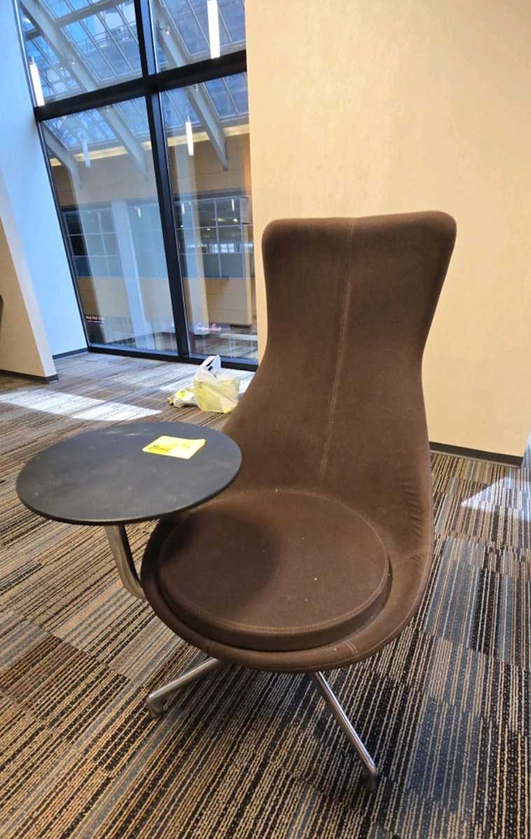 Juxta modern swivel chair 