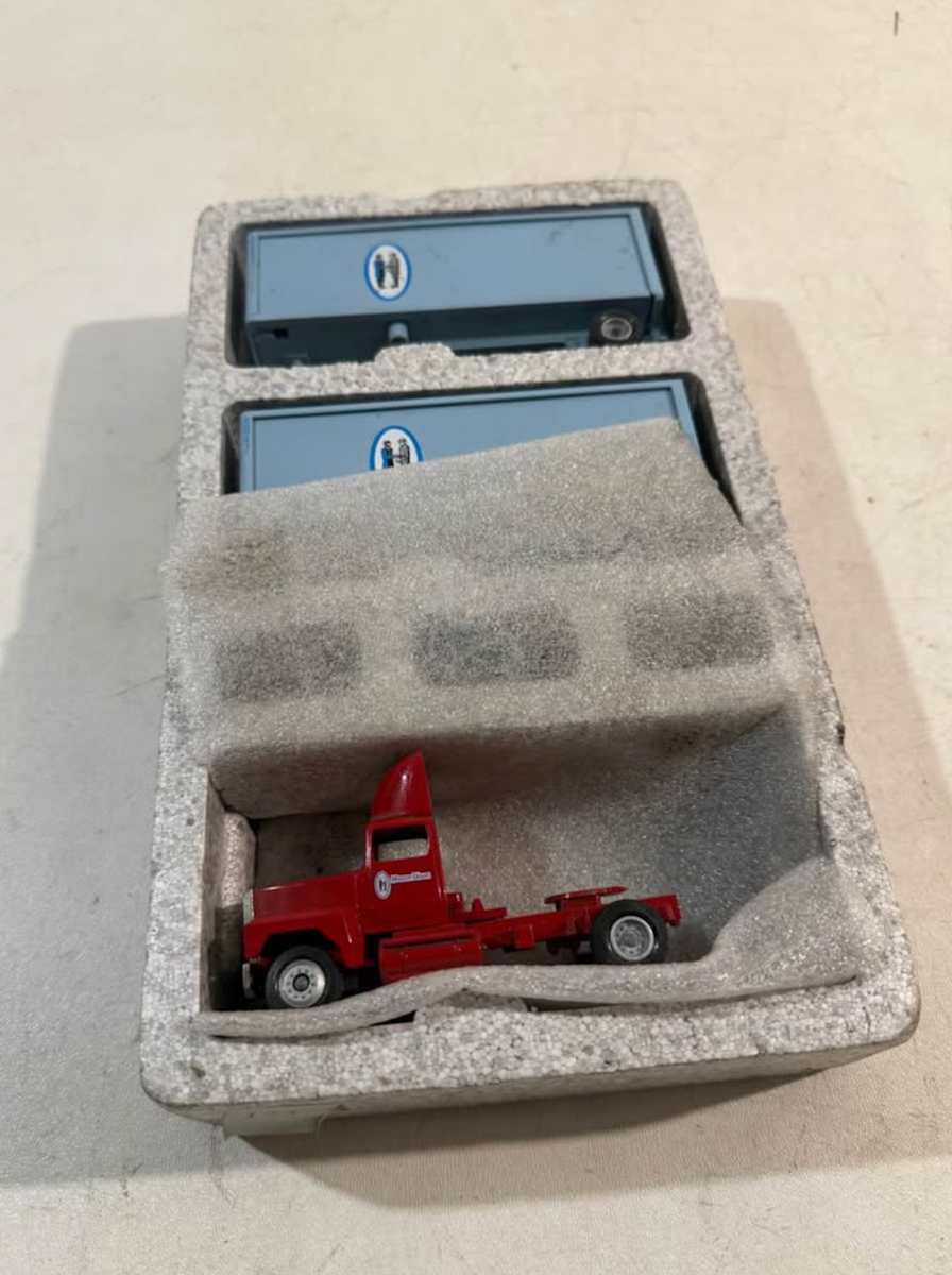 Die cast toy semi 