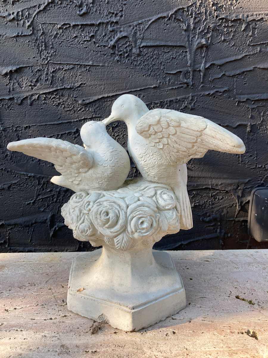 Garden cement kissing doves 
