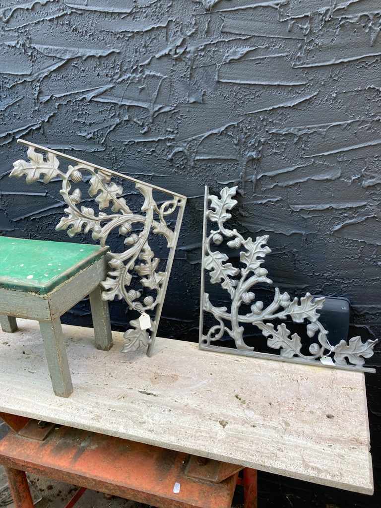 cast iron oak leaf brackets 