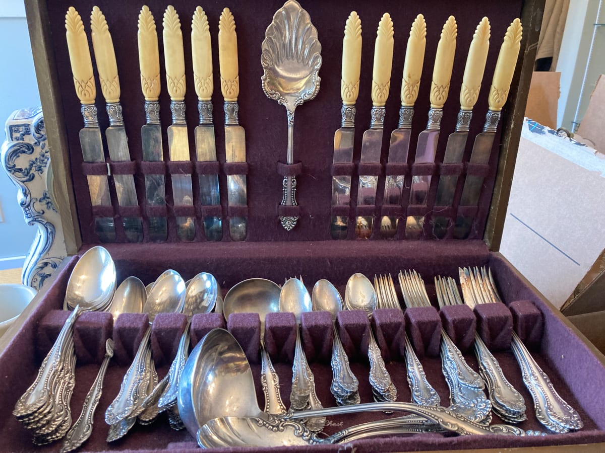 Large set of silver-plate Wm. Rogers flatware 