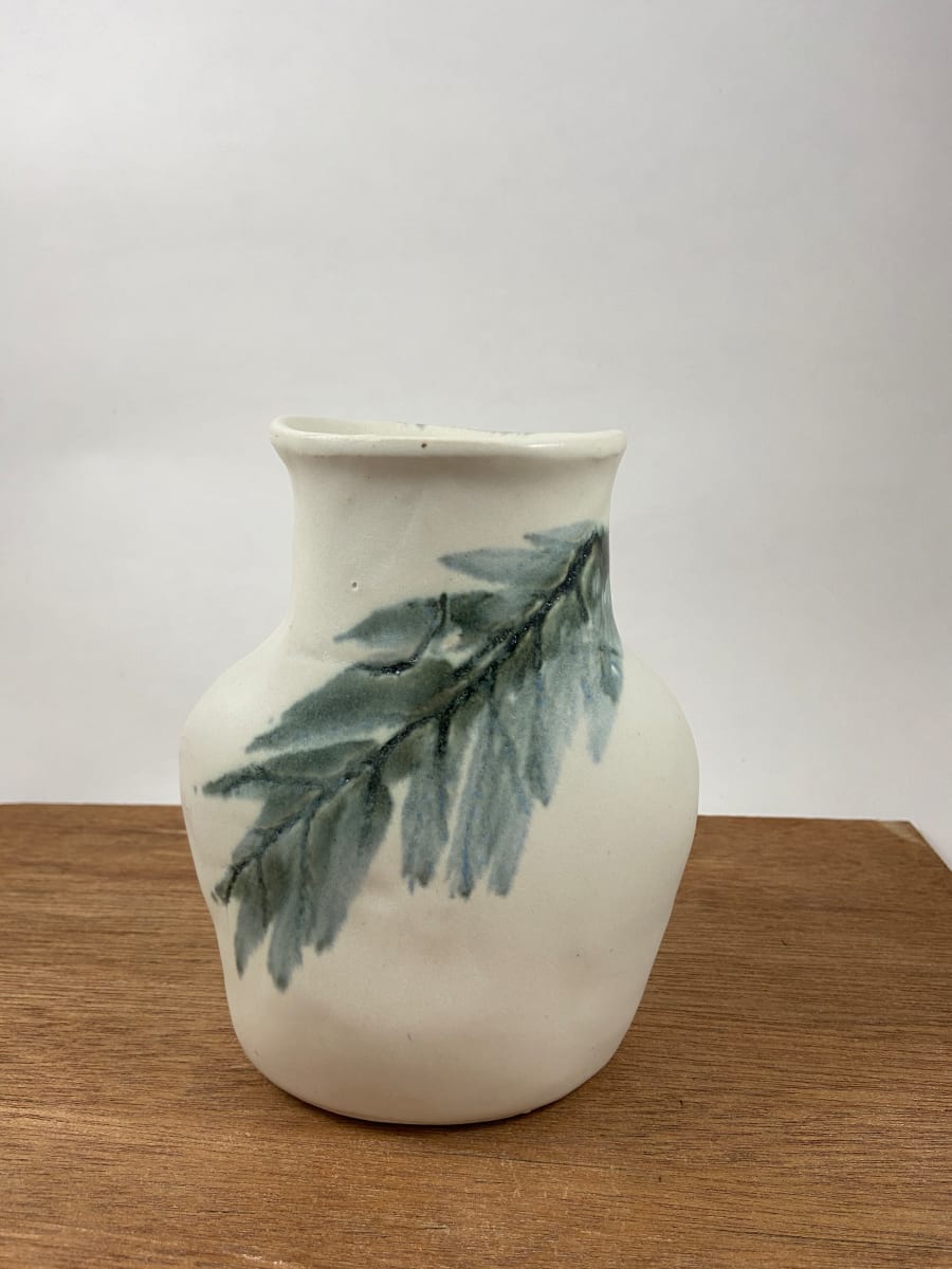 Vase with leaf by Mariana Sola 