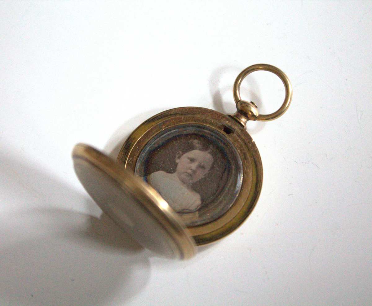 Locket by Unknown, United States, Image 3.