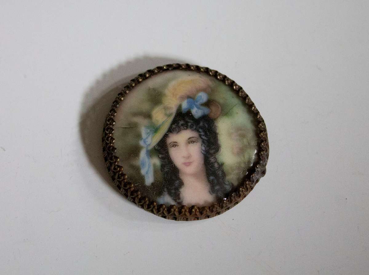 Cabochon by Unknown, Image 1.
