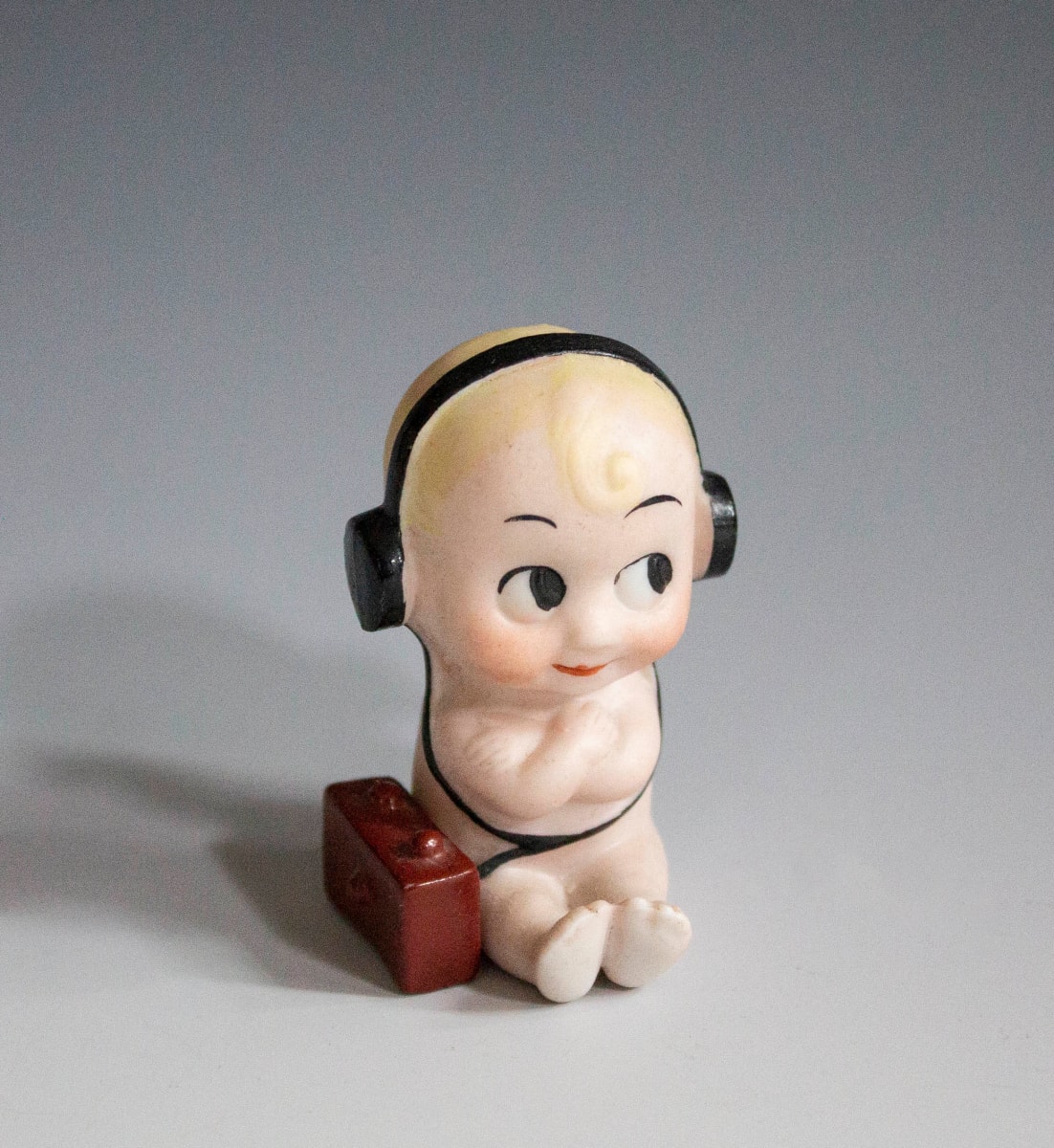 Kewpie with Radio by Goebel, Image 2.