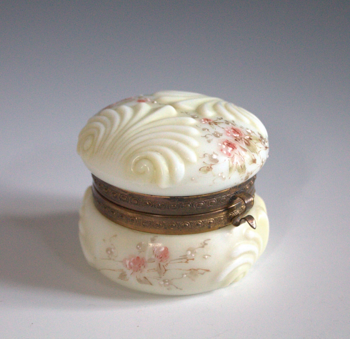 Puff Box by C.F. Monroe Co., Image 2.