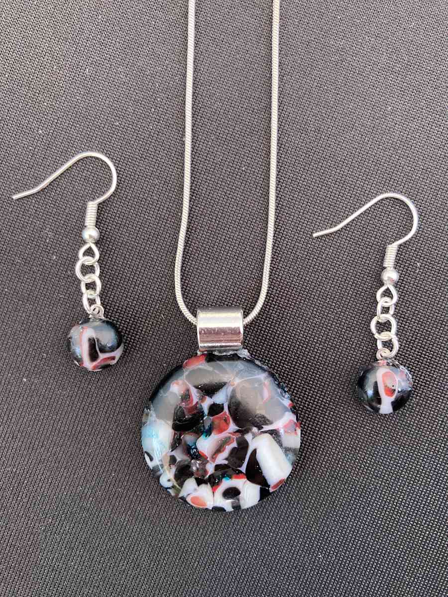 Pendant and earring set. #30, Image 1.
