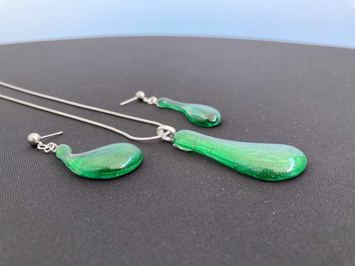 Pendant and earring set. #31, Image 1.