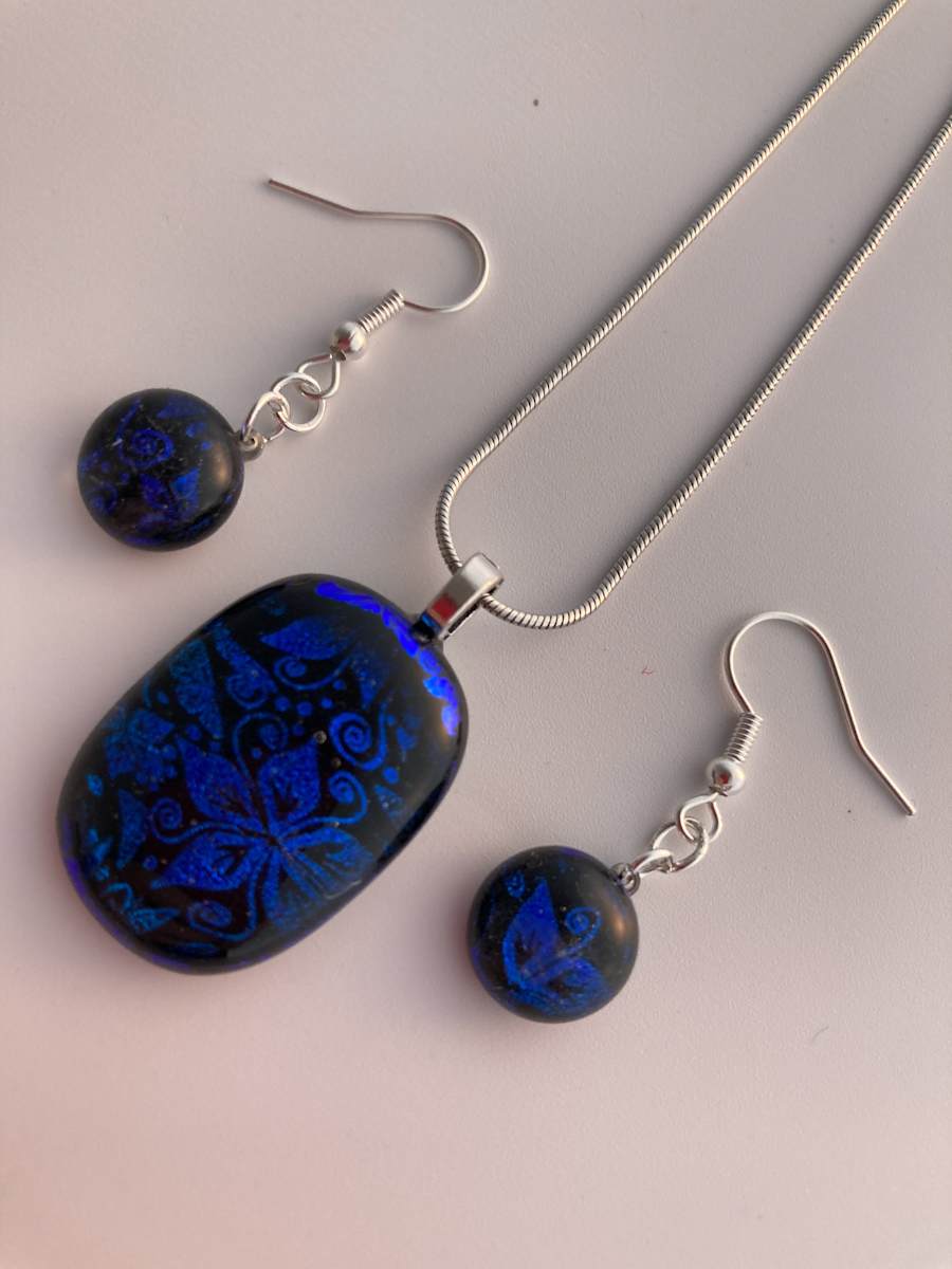 Pendant and earring set. #42, Image 2.