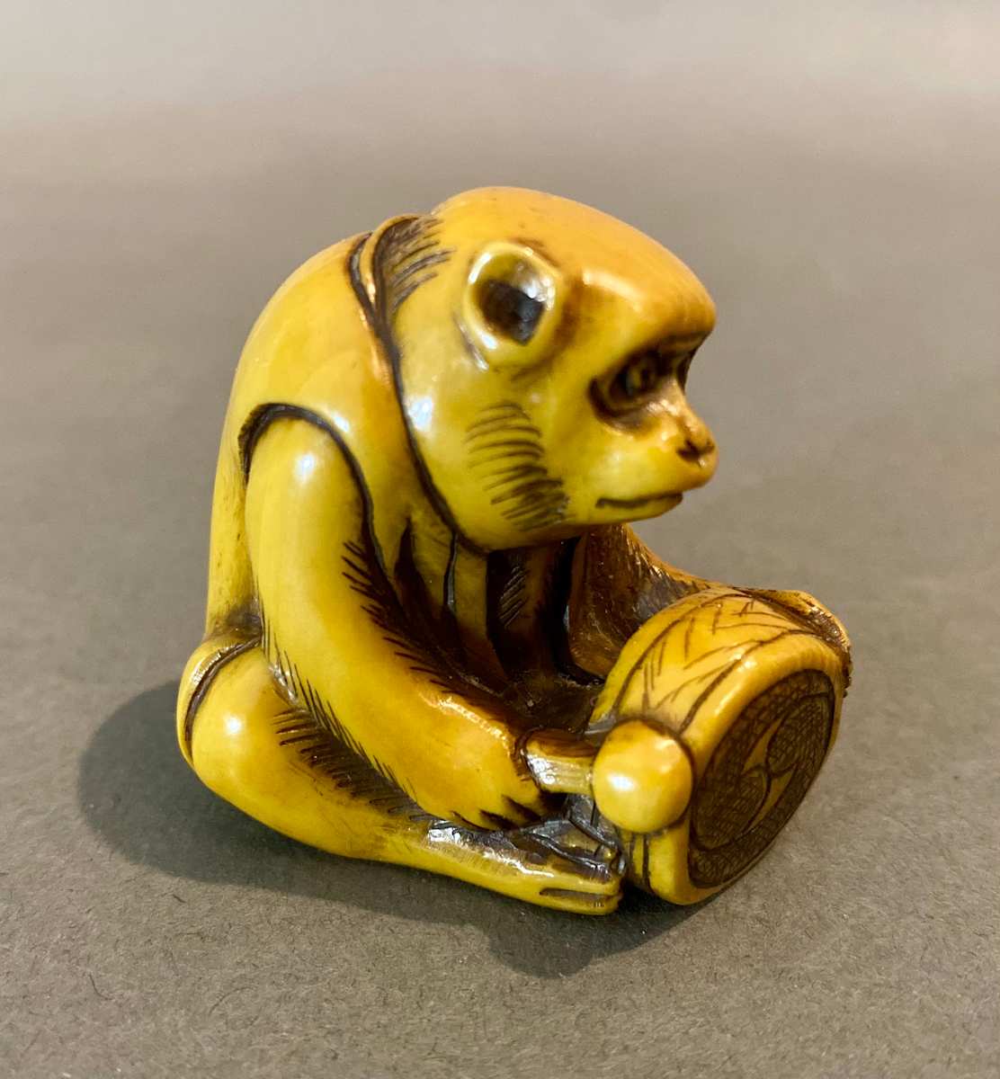 Netsuke - Monkey with drum by Masayuki 