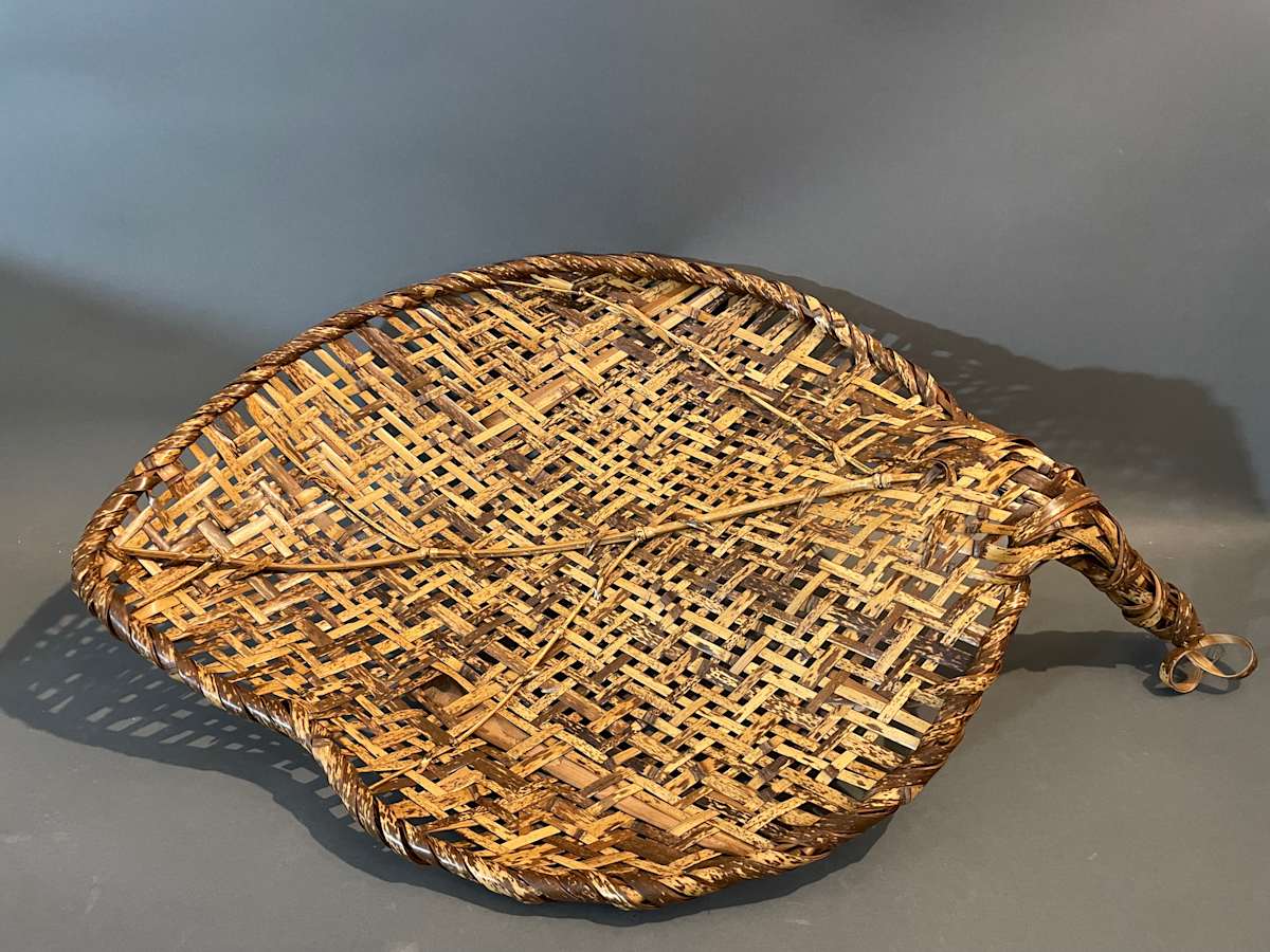 Leaf-shaped ikebana basket 