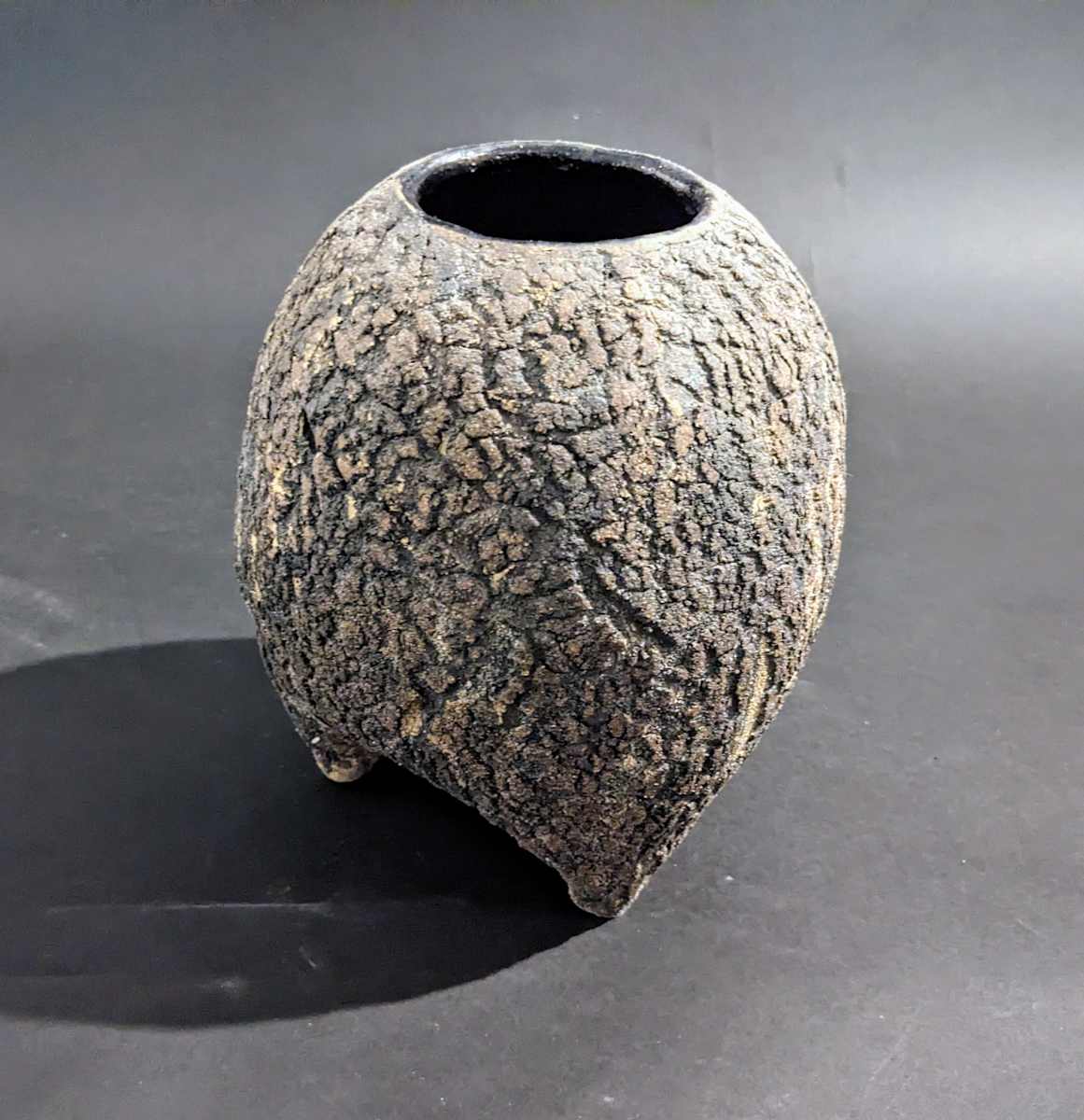 Globular ceramic ikebana vase on three feet 