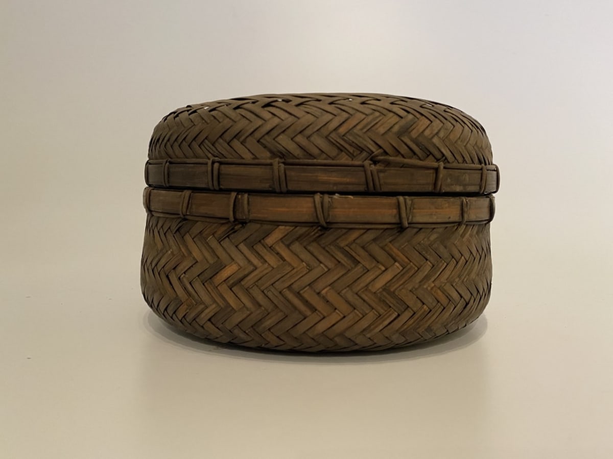 Round ikebana basket with lid 