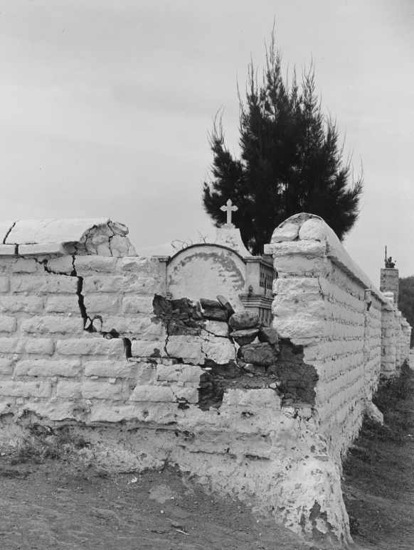 Barda de Pantéon (Cemetery Wall) by Manuel Alvarez-Bravo 