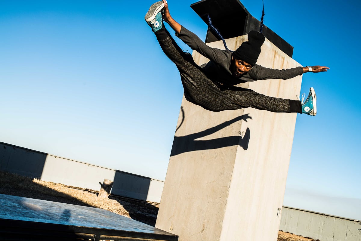 Untitled (Lee-che' on the rooftop) by Daniele Tamagni Foundation  Image: Lee-che' performing on a rooftop.