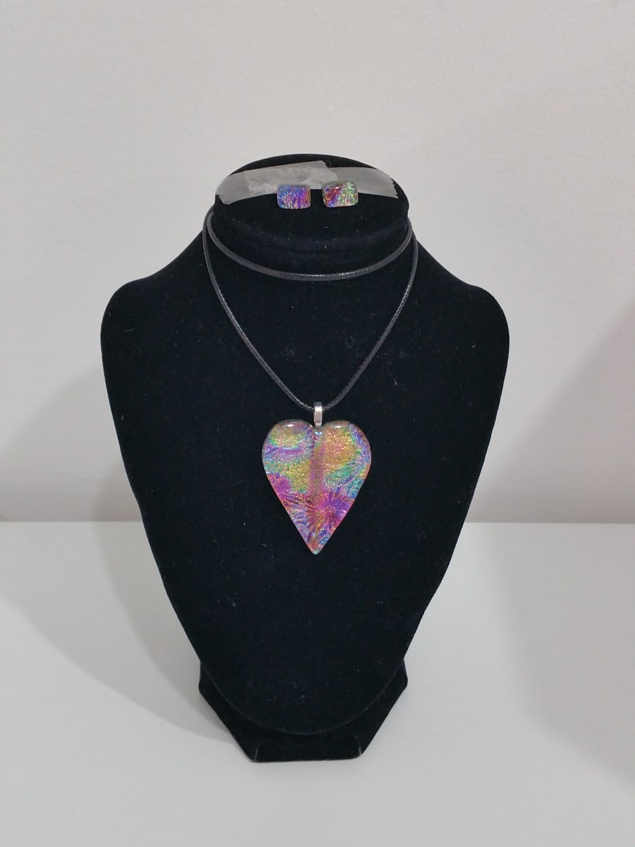 Deep Magenta dichroic glass pendant set by Inez Jenkins  Image: Deep Magenta dichroic glass pendant set by Inez Jenkins