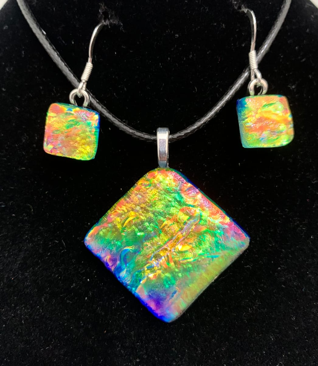 Rainbow pendant set by Inez Jenkins  Image: Rainbow pendant set by Inez Jenkins