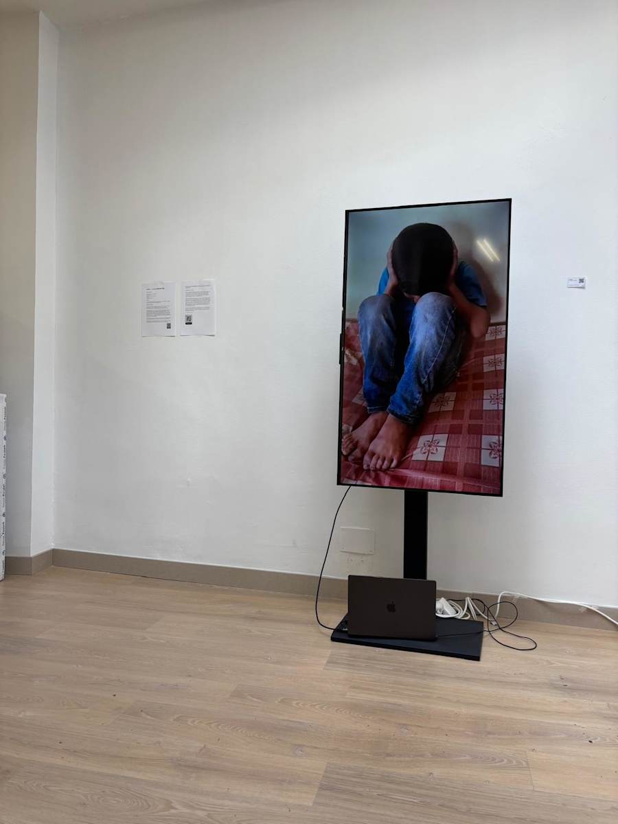 Il silencio del trauma by Nuuco  Image: Installation view, Il silencio del trauma (2024). Single-channel vertical video installation.