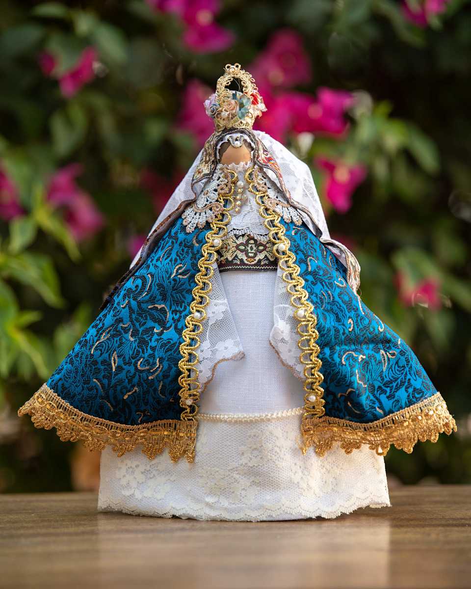 Mini Monja Coronada, Image 1.