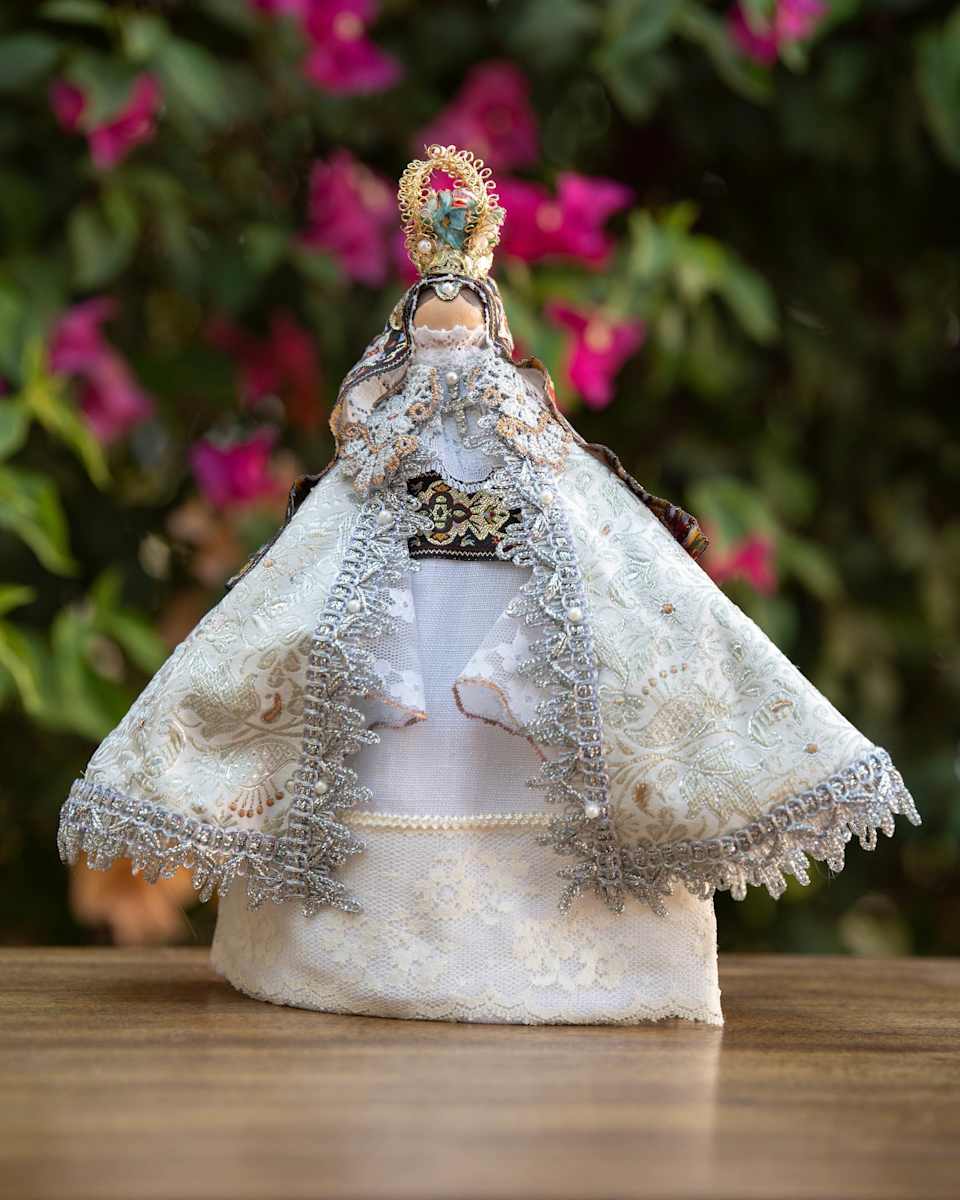 Mini Monja Coronada, Image 1.