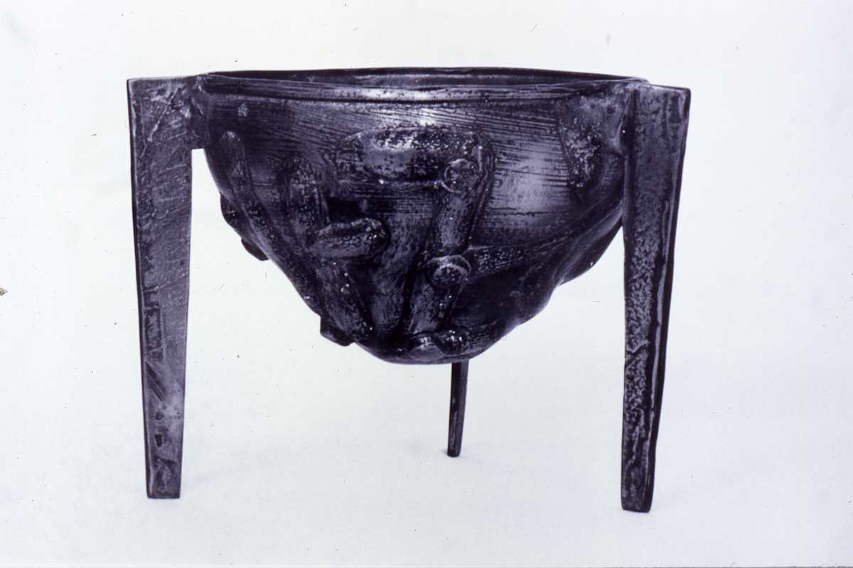 Tripod Cauldron by William Underhill, Image 1.
