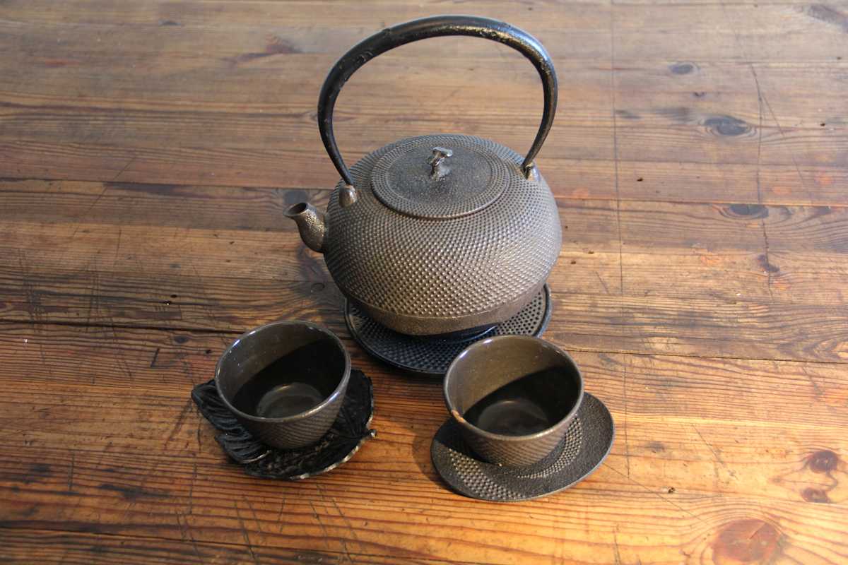 Iron tea set, Image 1.