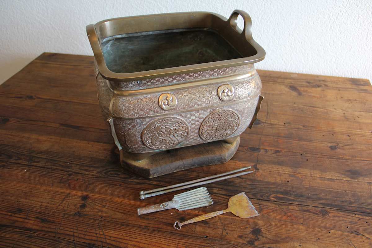 Brass hibachi, Image 1.